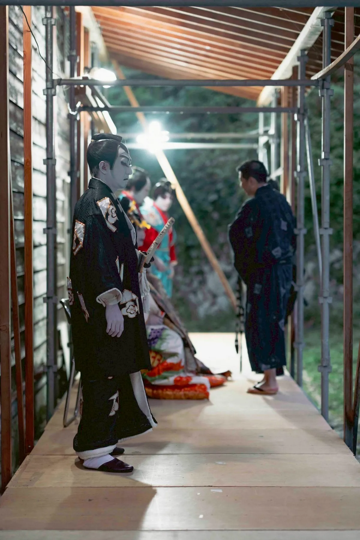 舞台裏 — 出番を待つ役者たち