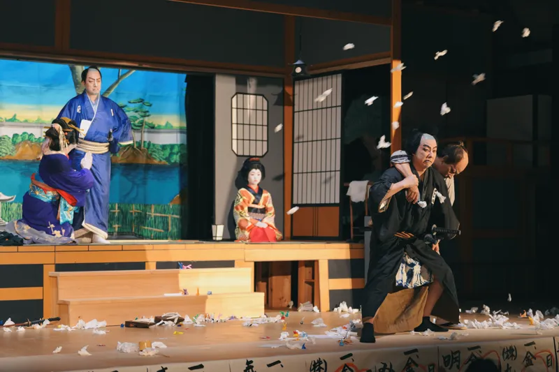 気良歌舞伎の演目風景 — 花道と紙吹雪