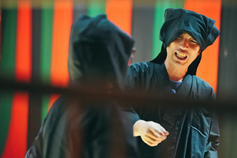 黒衣の笑顔 — 裏方が支える舞台